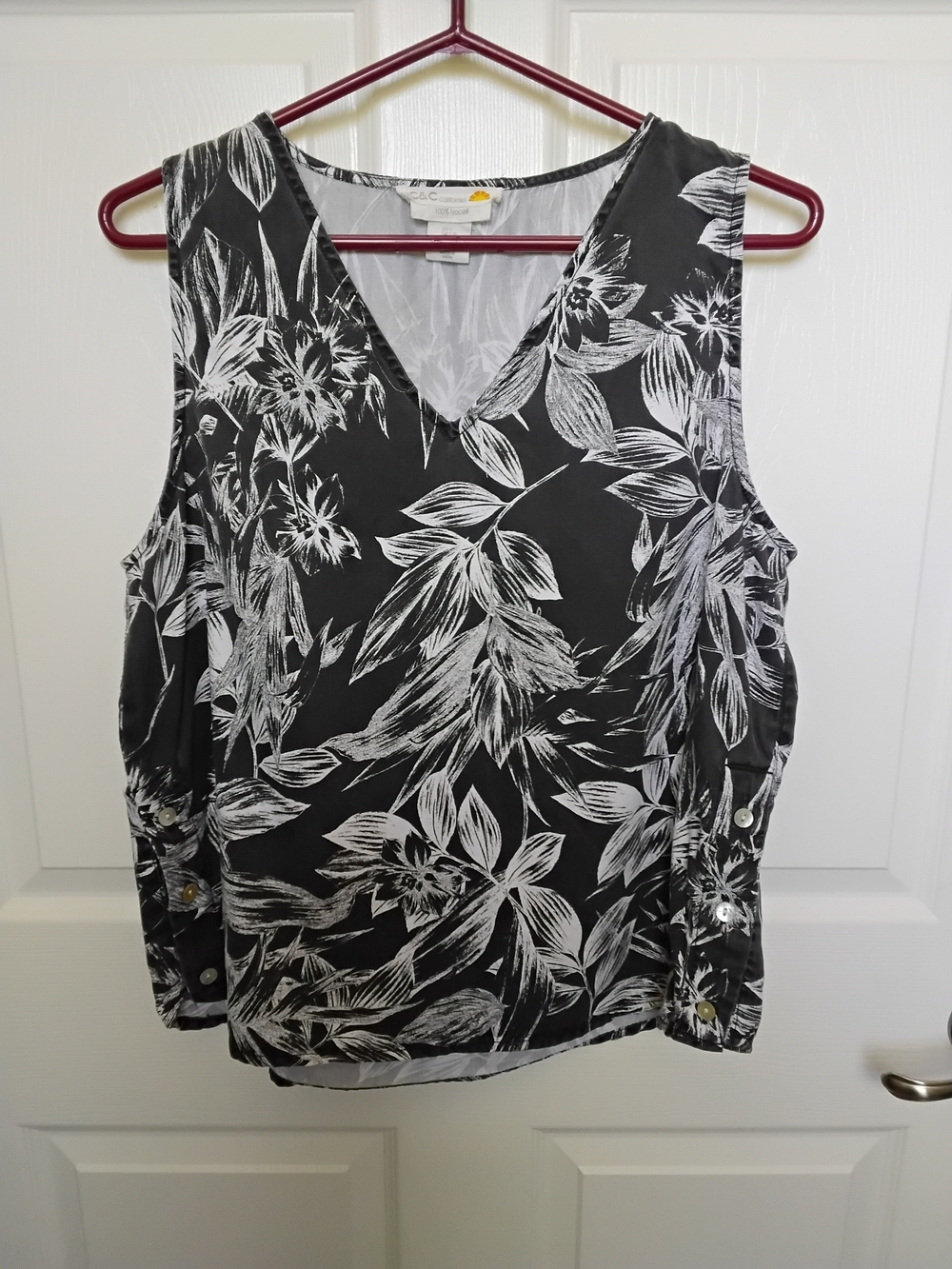C&C California Summery Cool Floral 100% Lyocel V-Neck Sleeveless‎ Top